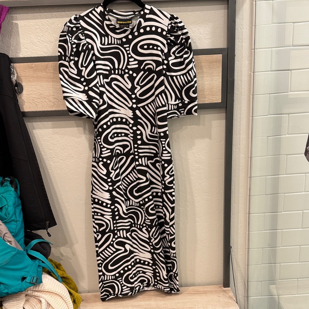 Nooworks Puff sleeve form fitting dress in Ripple Print